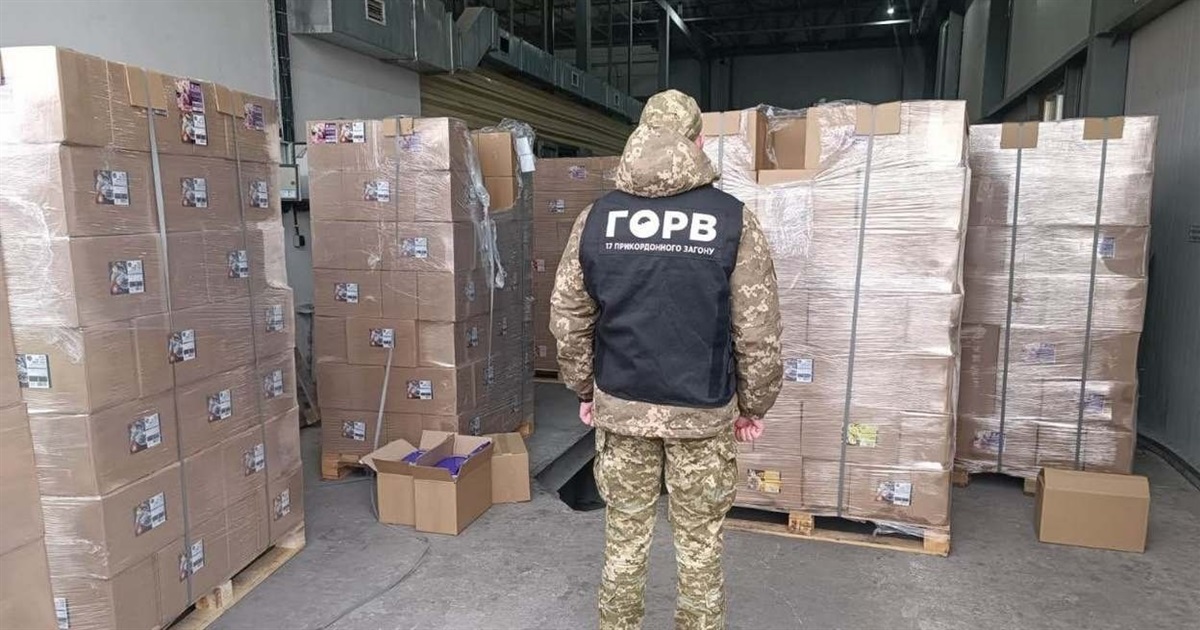 Замість морозива – алкоголь та цигарки: чергову контрабанду виявили прикордонники
