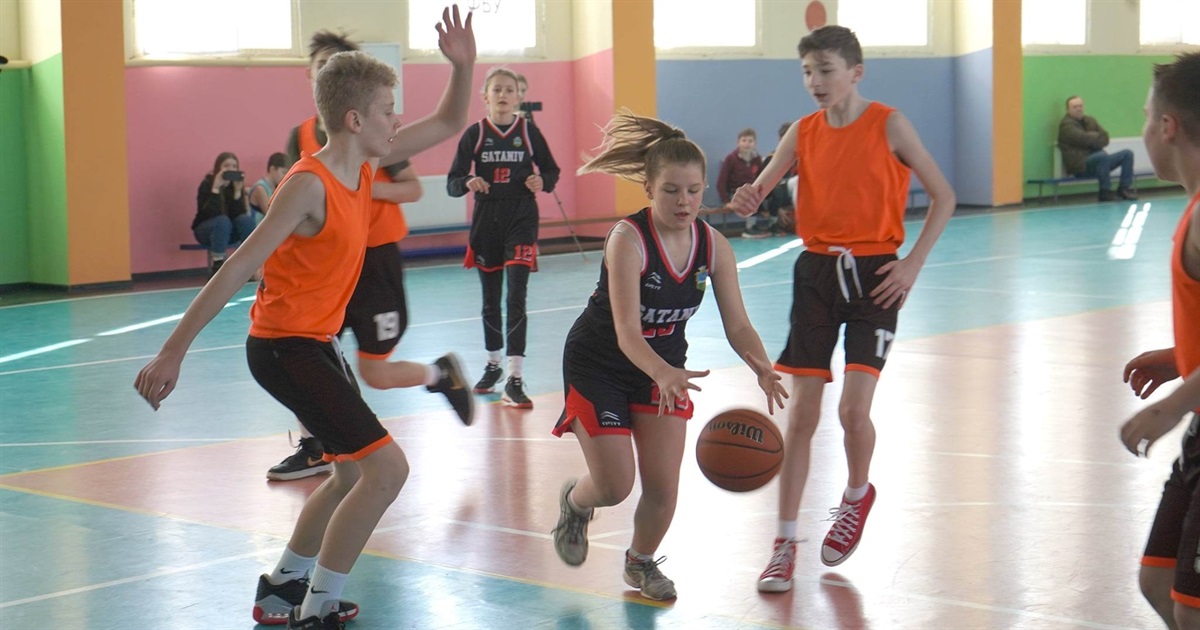 На майданчику – суперники, в житті – друзі. У Сатанові відбувся чемпіонат з дитячого баскетболу