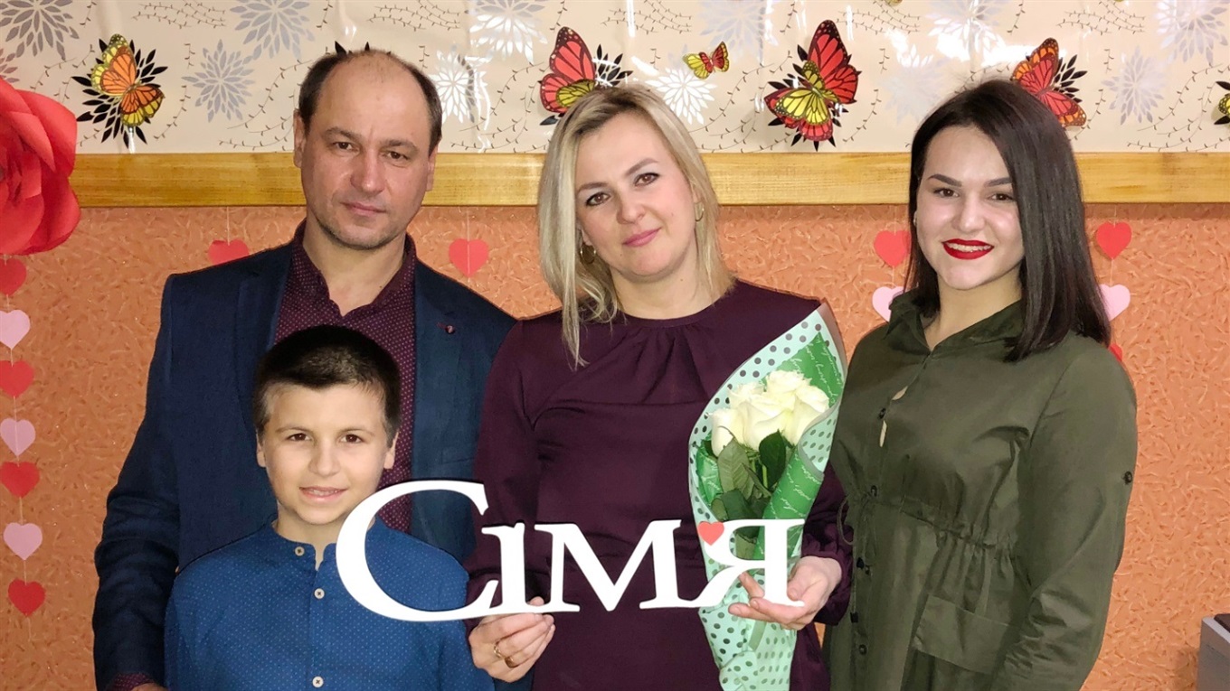 Як студентка Ліля Грищенко з Корюківки влаштувала ювілейне весілля для своїх батьків