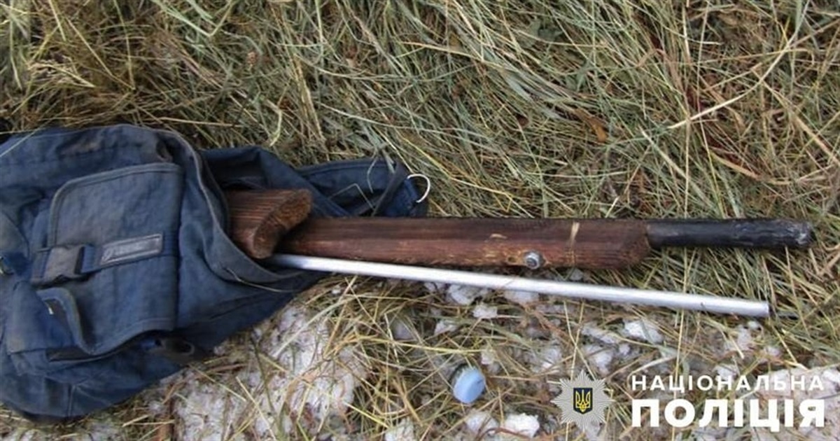 На Звягельщині поліцейські виявили у підозрілого перехожого "самопал"