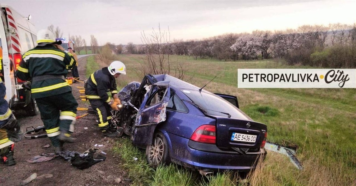 У автотрощу між Дмитрівкою та Бажанами потрапили легковик та бензовоз