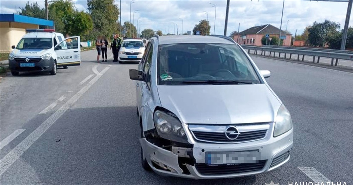 Автівка збила жінку, яка переходила пішохідний перехід з велосипедом в руках