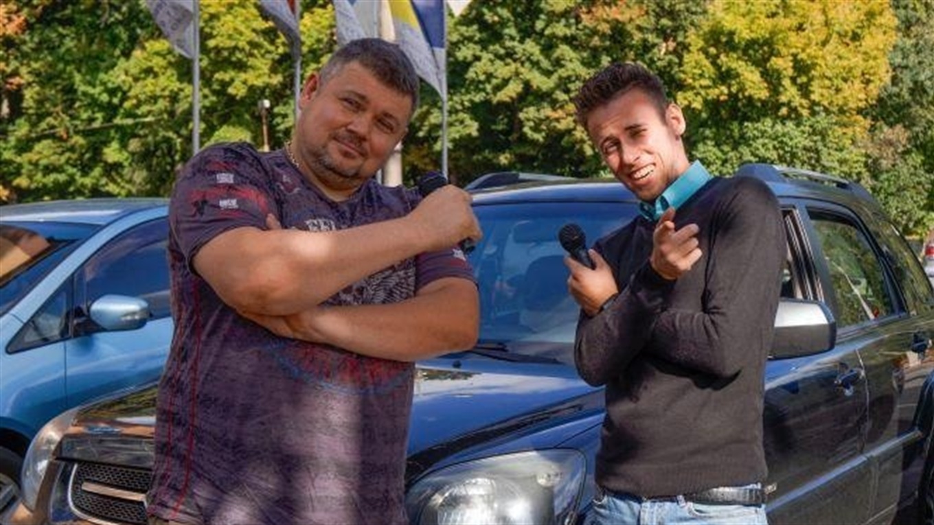«Иногда клиенты звонят, чтобы попеть». Как переселенец Андрей Турко сделал в Виннице караоке-такси