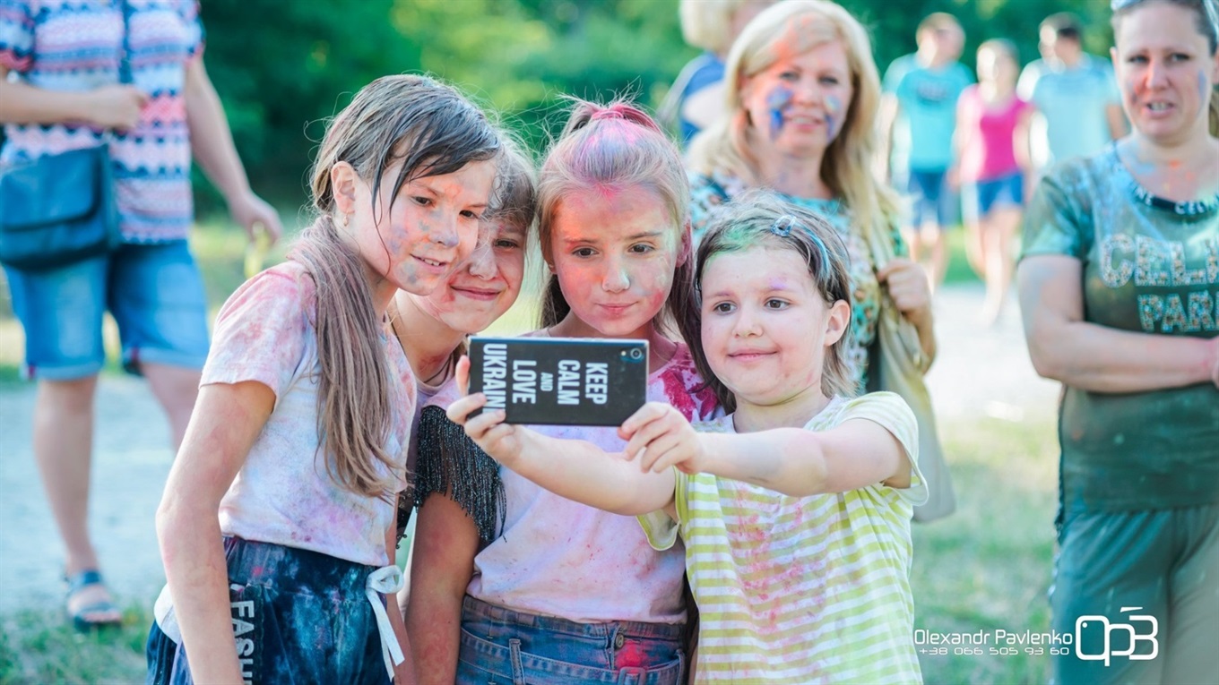 Instagram-підбірка фото сватівчан і підписників сайту Сватове.City: холі-фест і відпочинок на морі