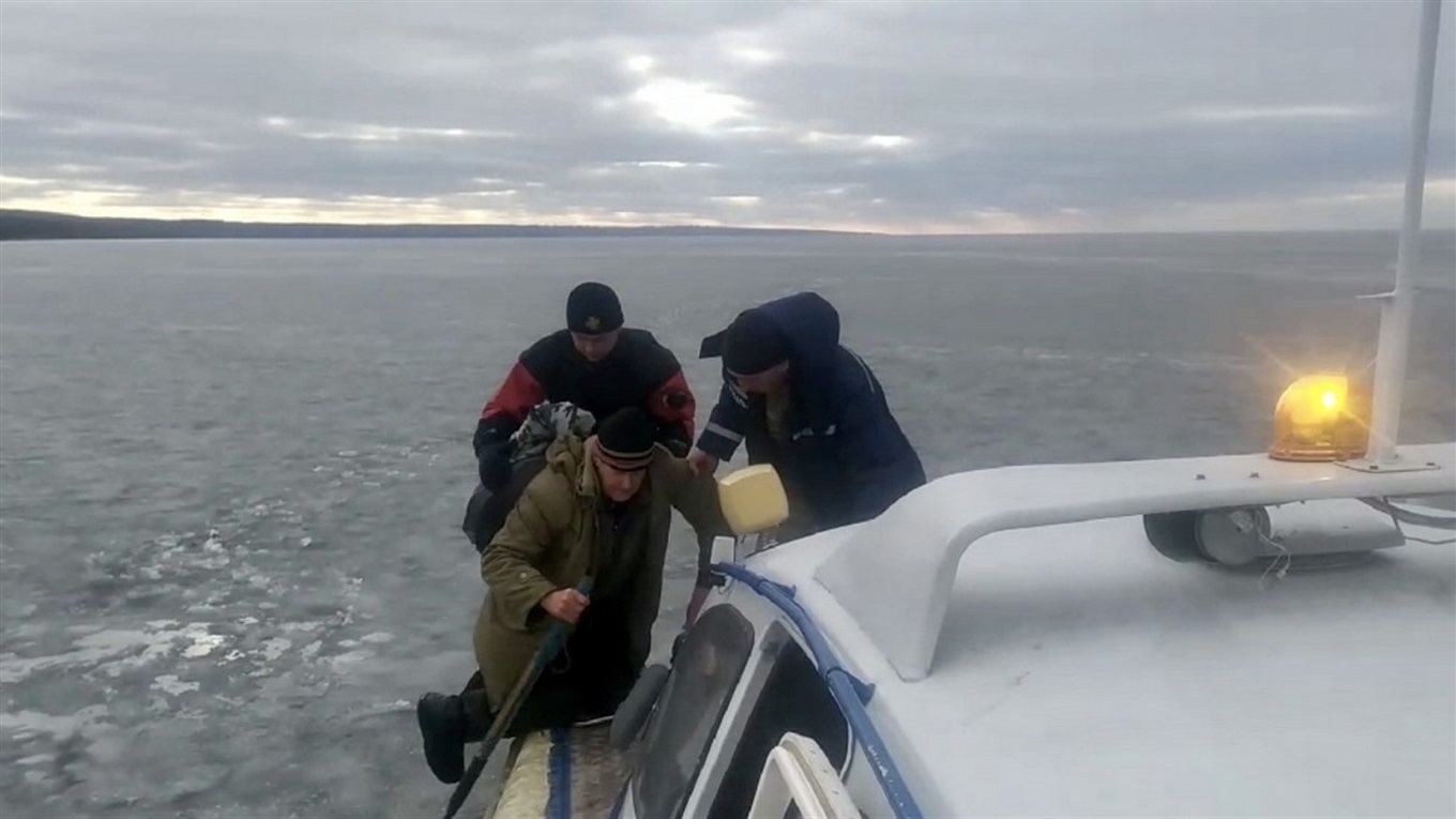 Спасатели просят воздержаться от зимней рыбалки, выход на лед может стоить жизни