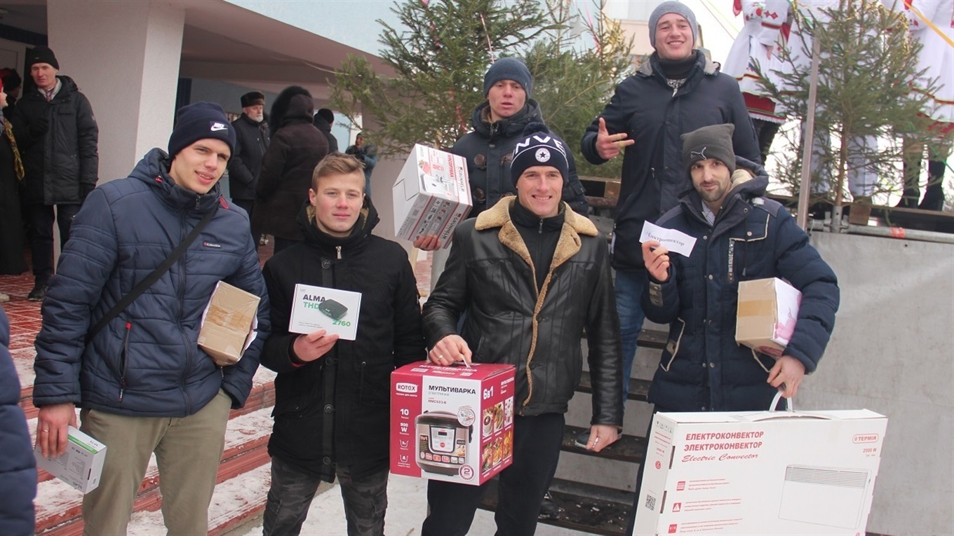Хто дістав призи зі стовпа на святі гумору у Калинівці