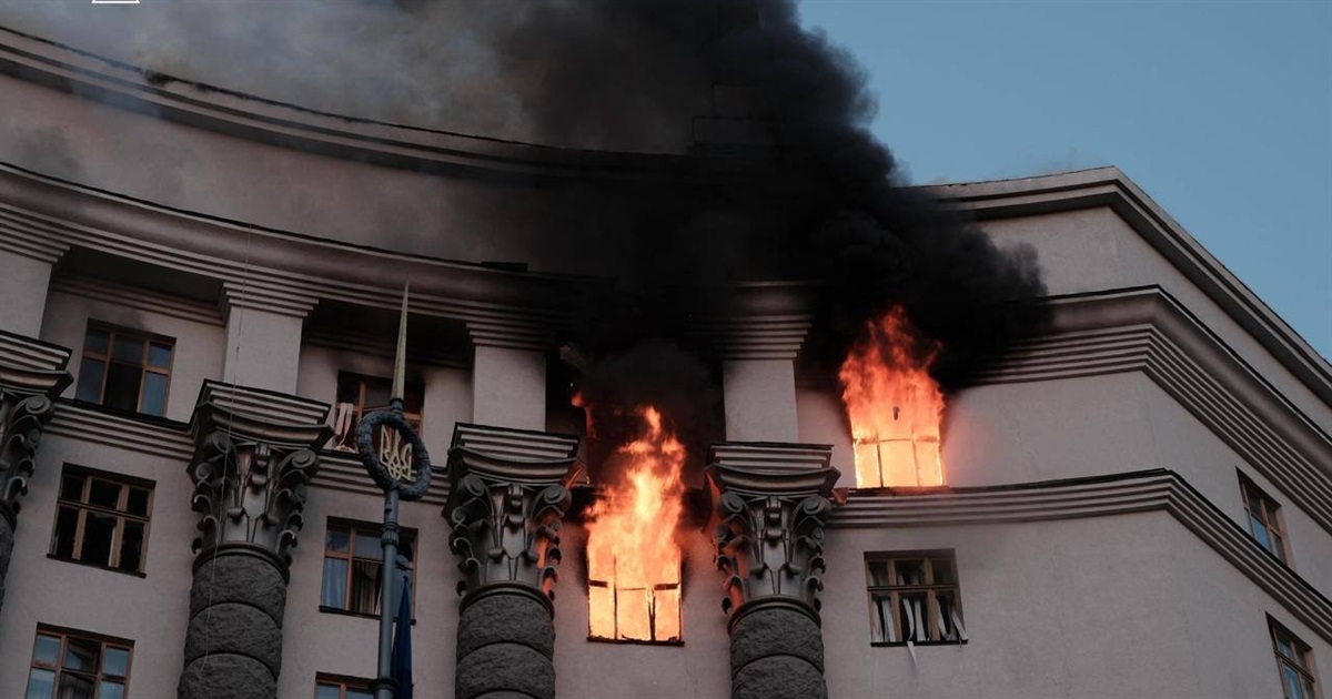 Росія вперше за час війни атакувала будівлю Кабміну України: горіли верхні поверхи