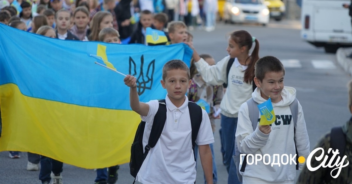 Мирна Хода. У Городку учні та вчителі першого ліцею провели акцію до Дня миру