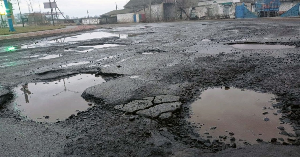 Розбита дорога в Рафалівці: ремонту не буде, доки не завершать її передачу на баланс Укравтодору