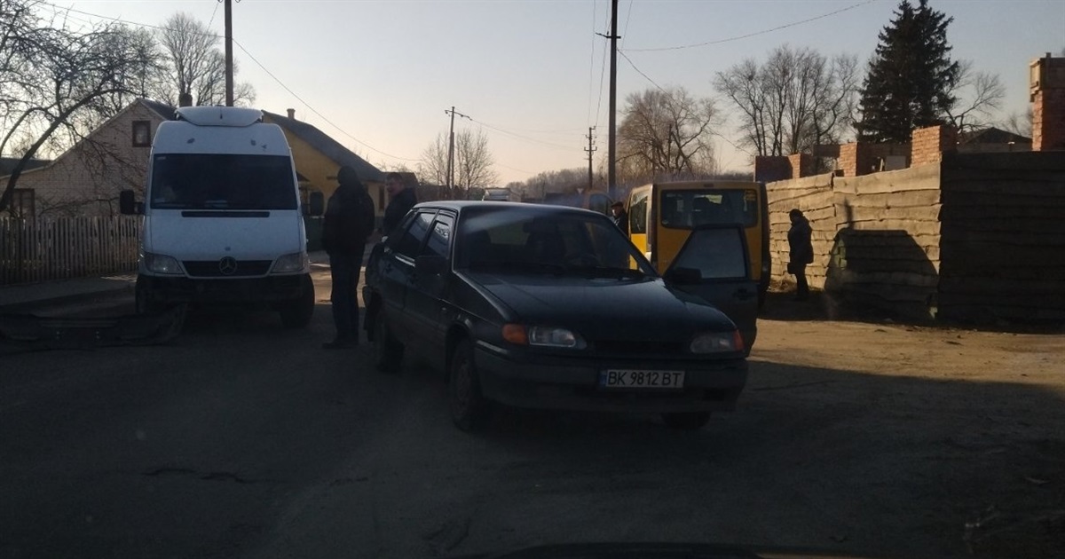 У Володимирці автотроща - легковик не пропустив мікроавтобус