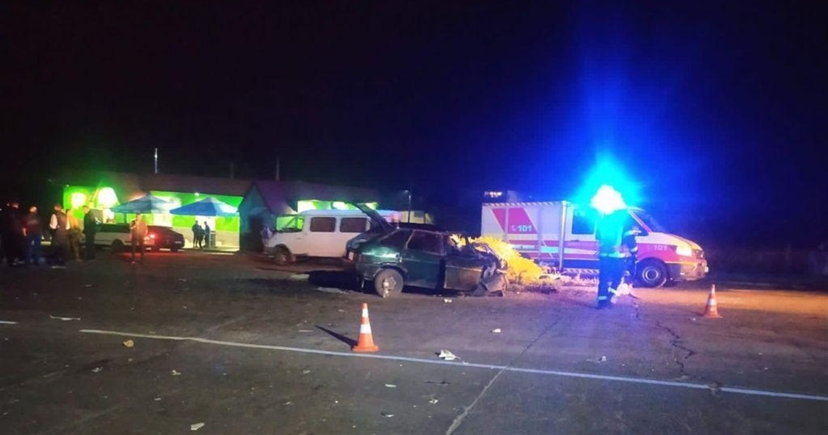 Аварія в Миколаївці: ВАЗ зіткнувся з вантажівкою. Троє дітей у лікарні