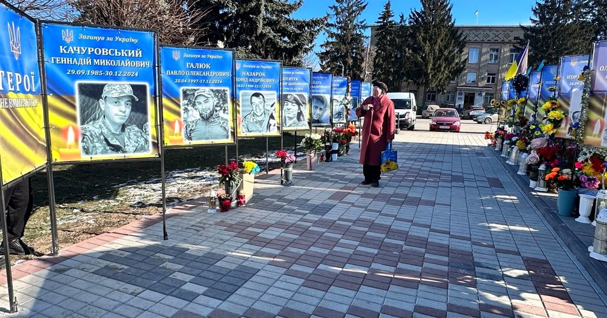 У центрі Жмеринки оновили портрети полеглих оборонців на Алеї Героїв