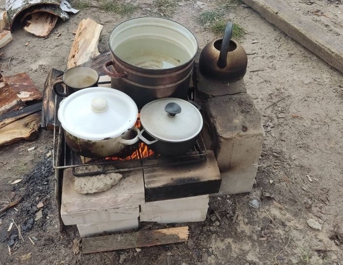 По воду місцеві мешканці ходили до колодязя, а їжу готувати у дворах на багаттях. 