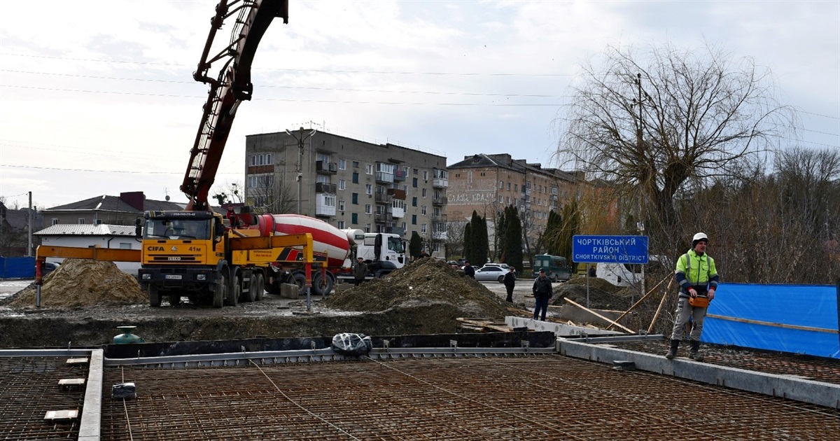 Дорожники бетонують міст через Збруч у Гусятині, рух яким перекрито уже три місяці
