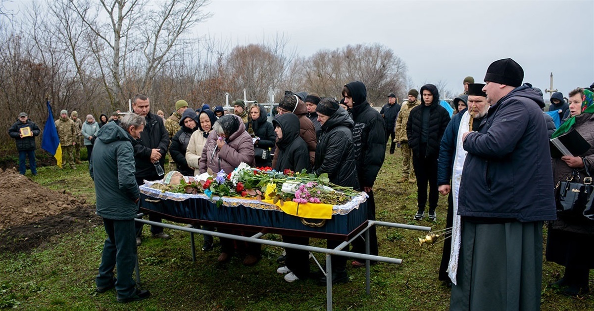 Віддав життя, щоб над нами світило мирне небо - в Кадомці поховали воїна Руслана Коробенка