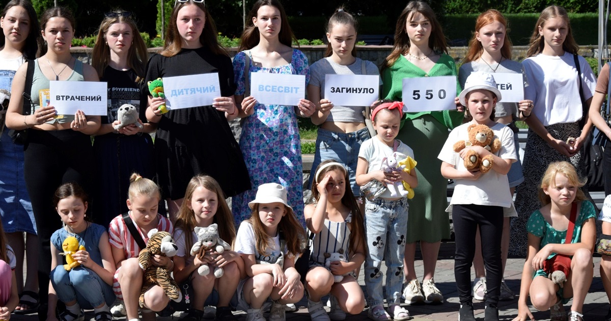 У Жмеринці молодь провела акцію «Голоси дітей» та влаштувала мовчазний перфоманс