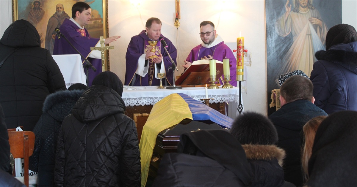 У нього був важкий шлях додому. Сатанівчани попрощалися з воїном, який зник безвісти майже рік тому