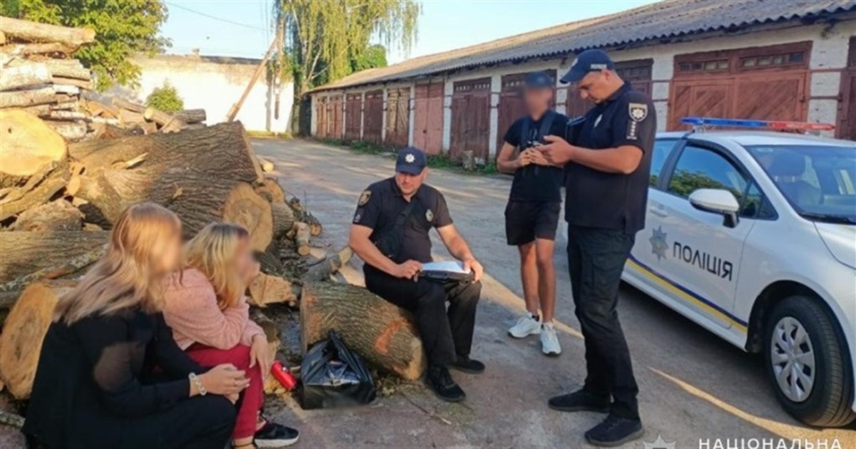 Неповнолітня у барі після 22:00, нетверезі юнки на вулиці та цигарки для ліцеїста: рейд Звягельщиною