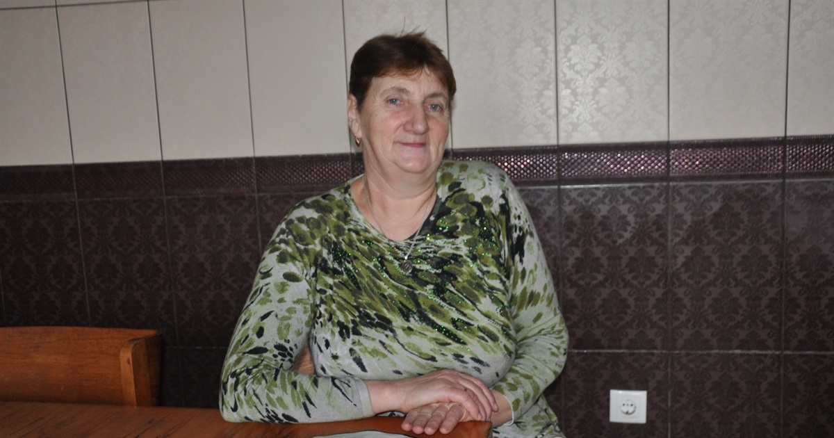 Після школи прийшла працювати підмінною дояркою, відтак і залишилася у господарстві