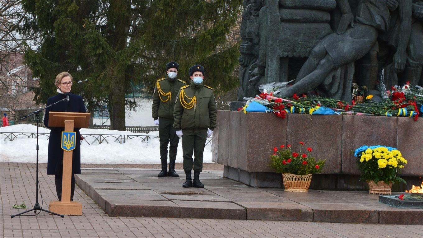 Посол Німеччини Анка Фельдгузен відвідала Корюківку у день вшанування жертв Корюківської трагедії
