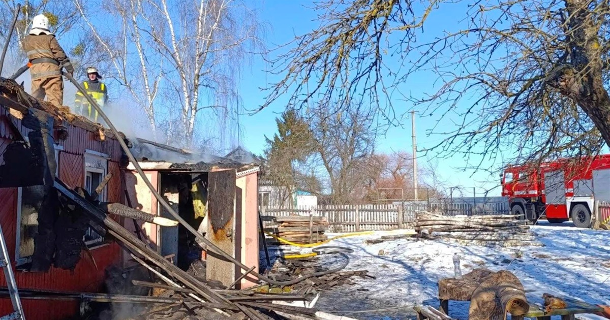 На Звягельщині сусіди допомогли жінці вибратися з палаючого будинку