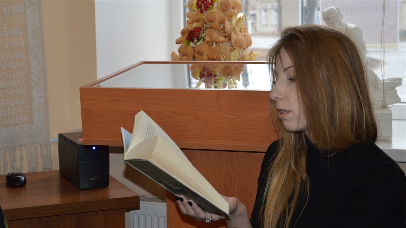 Письменниця Вікторія Амеліна розповіла сватівчанам як написала книжку завдяки своєму пуделю