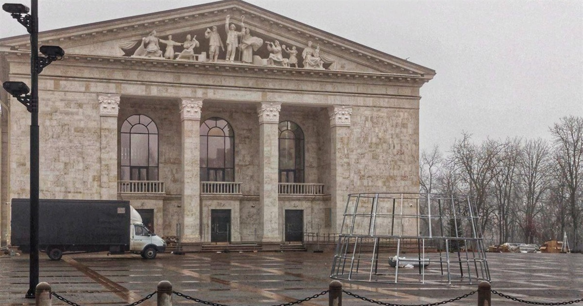 У Маріуполі ставлять новорічну ялинку. Вона буде перед драмтеатром, на місці напису "ДІТИ" у 2022