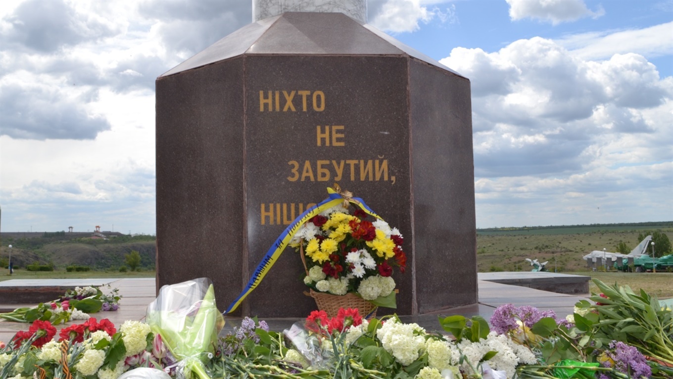 На мемориале 9 мая: без людей, но с цветами (фоторепортаж)