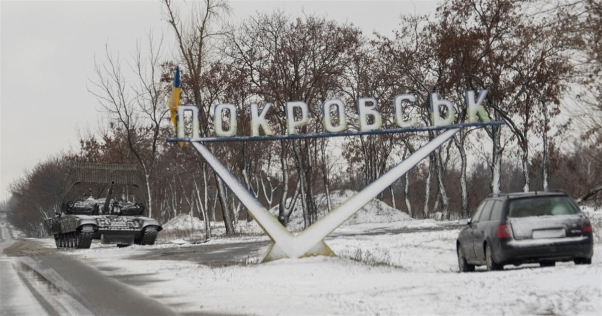 Волонтери шукають серед розбитих домівок людей. Евакуація з Покровська ускладнюється щодня