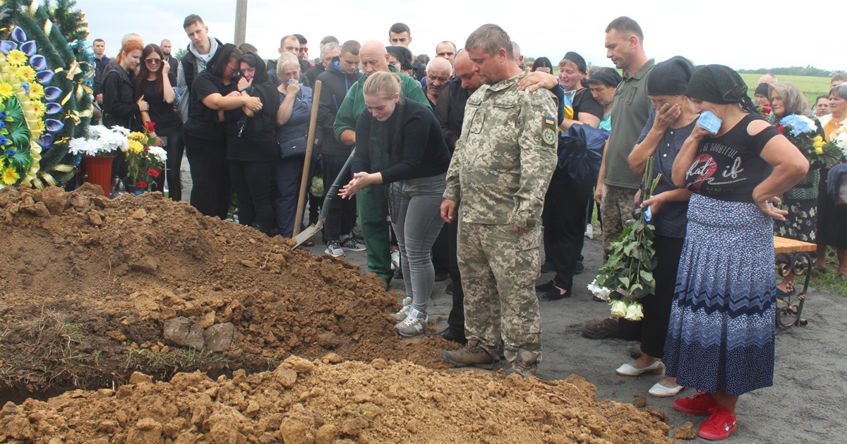 Прощання із Героєм у Городку. Плакало навіть небо, а над домівкою Владислава кружляли лелеки