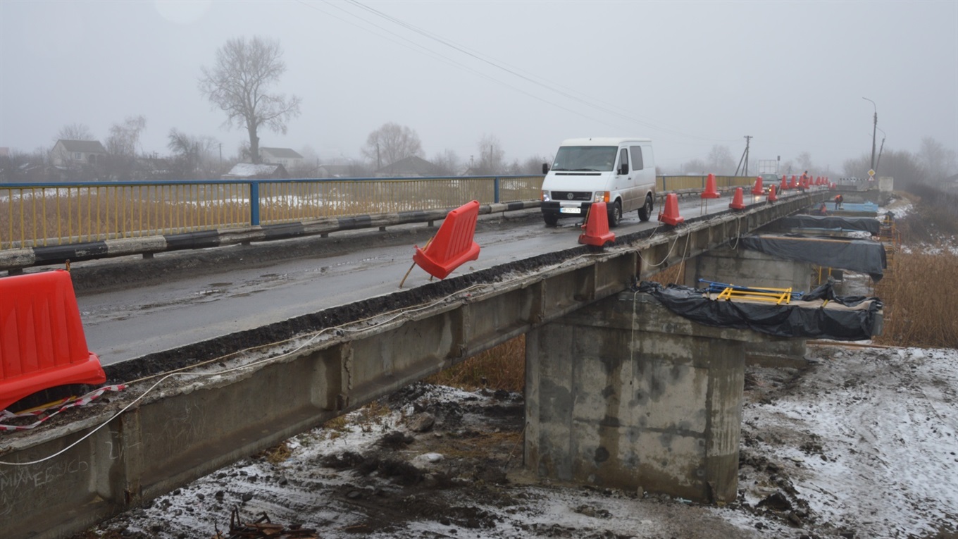 Біля сватівського мосту, який ремонтується, сталися ще дві пригоди