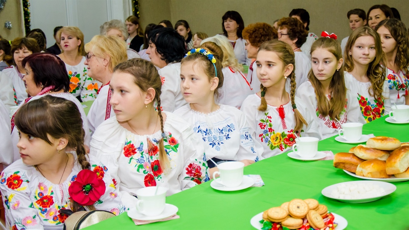 На вечорницях у Сватовому школярів пригощали пиріжками і вчили танцювати гопака