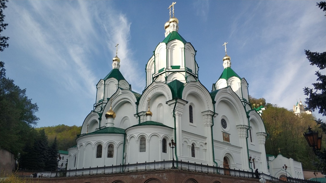 Через службу у Святогірську відкрили справу, але маски там так і не надягають. Репортаж із лаври