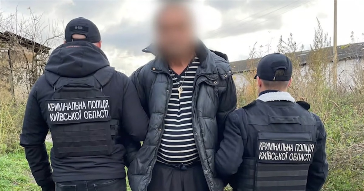 Поліція Київщини показала відео затримання підпільного торговця зброєю з Переяслава