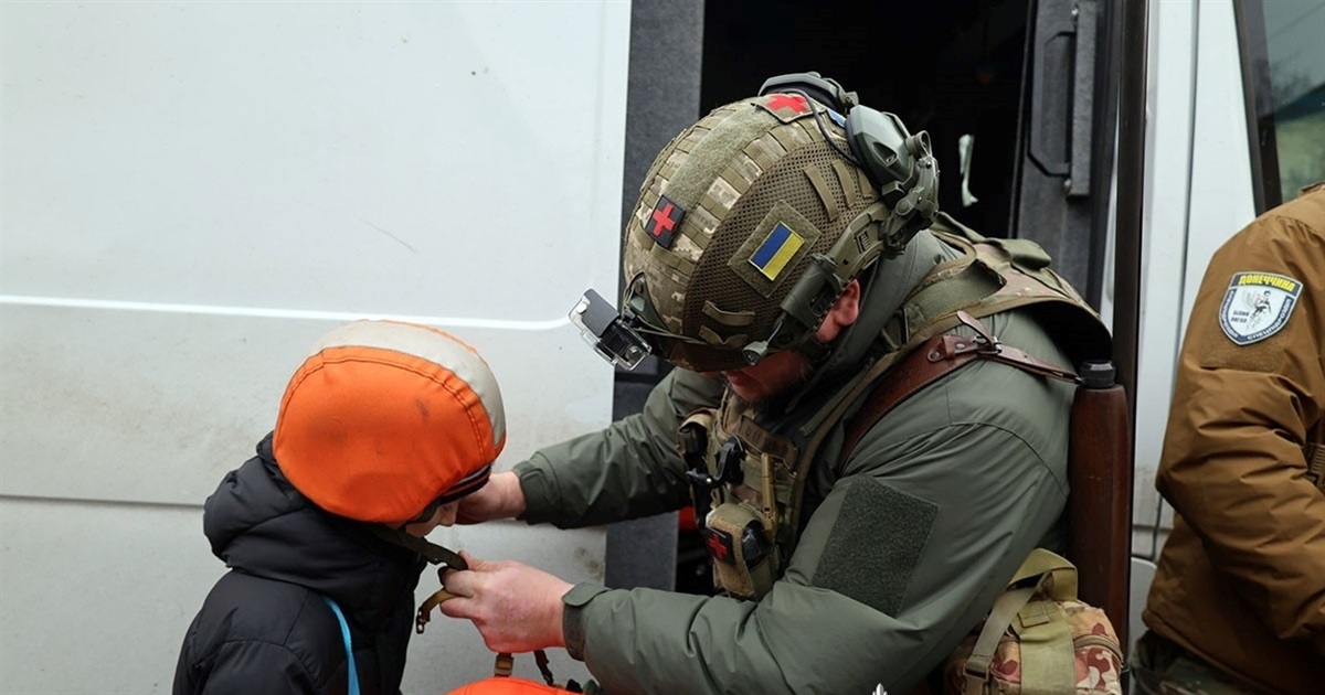 Верховна Рада дозволила примусову евакуацію дітей із зон бойових дій без згоди батьків. Що відомо