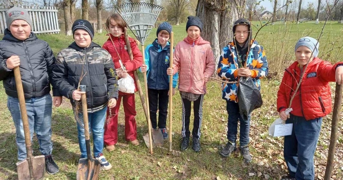 Тривога тамується красою природи: жителі Переяславщини прибирають та озеленюють свої села і місто