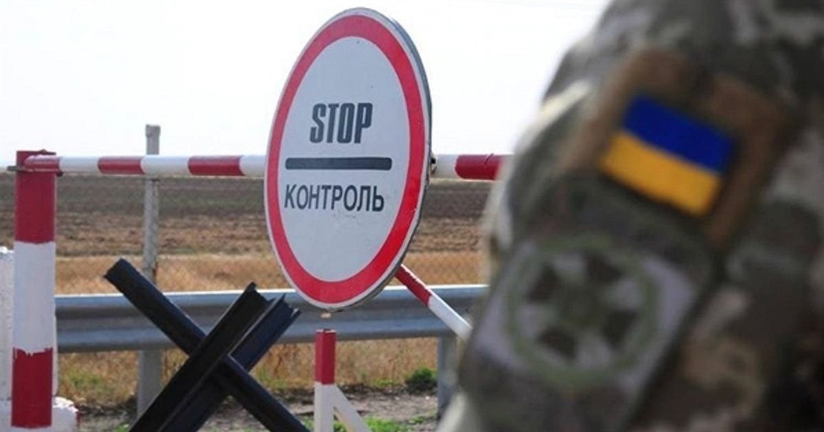Зеленський заборонив чиновникам виїзд за кордон під час війни та звільнив 5 голів ОВА: 24 січня