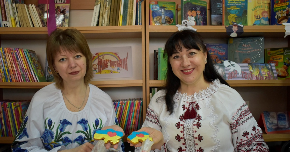 У Жмеринці працівники закладів культури розфарбували імбирне печиво для українських захисників