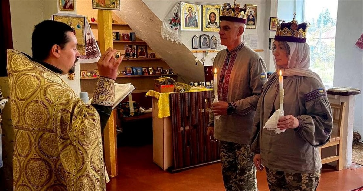 Закохані військові повінчалися у вишиванках від переяславських майстринь ФОТО
