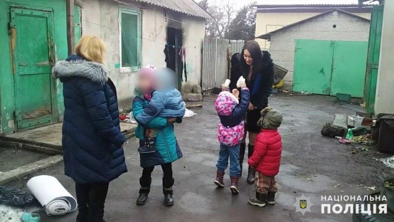 Поліцейські вилучили чотирьох дітей, залишених батьками напризволяще