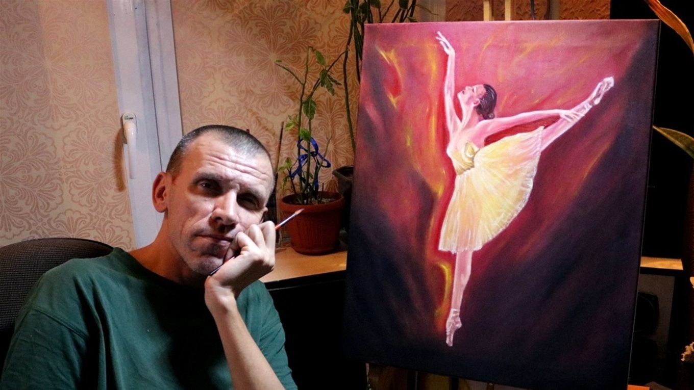 Практически не видит одним глазом, но продолжает рисовать. История художника из Курахово