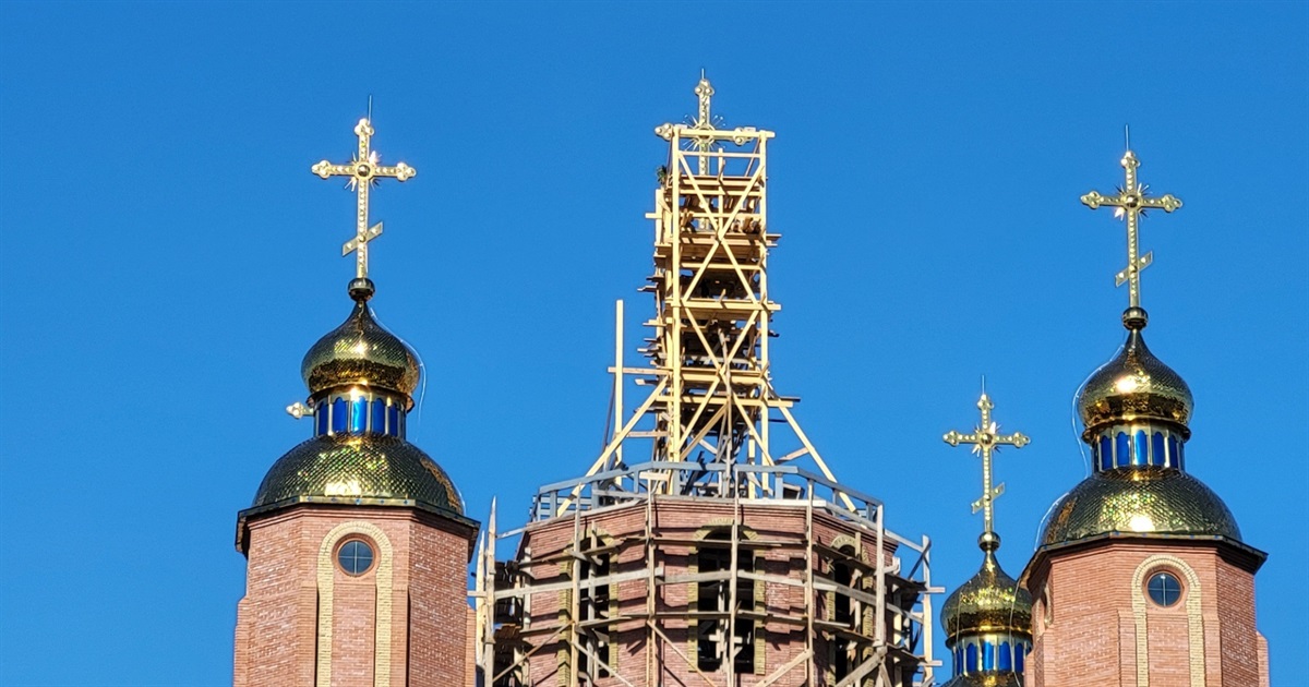 Обнова для собору святого князя Володимира у Чорткові: і п’ятий – головний хрест – вже нагорі!