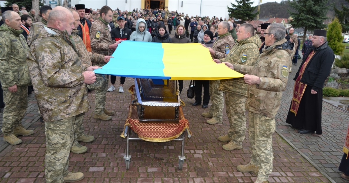 Остання подорож Героя: Чортків попрощався із загиблим воїном Лозовським Владиславом