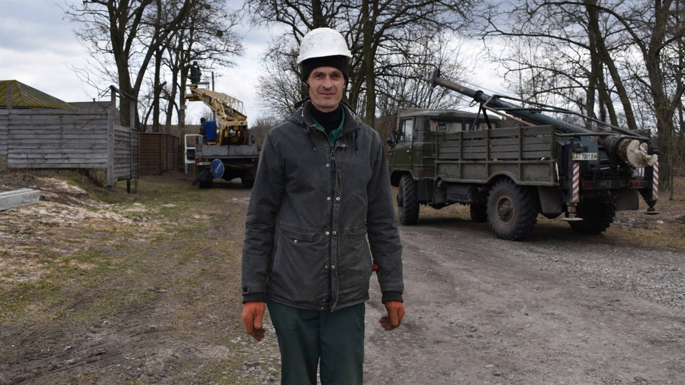 У Студениках міняють аварійні стовпи ліній електропередач. Буде відсутнє світло