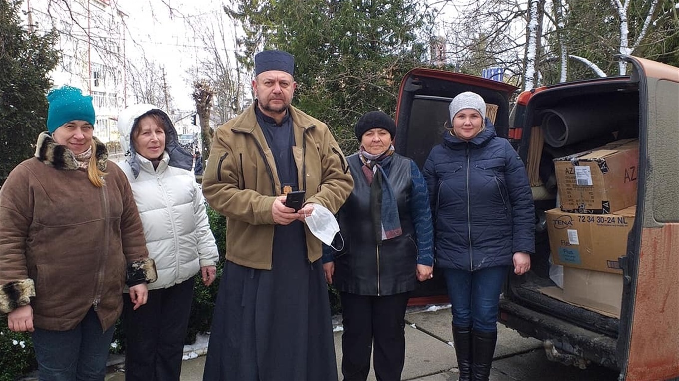 Смаколики і медикаменти відправили захисникам на Схід кіцманські волонтери