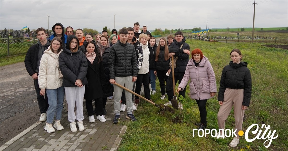 Для майбутніх поколінь. Випускники-2024 Городоцького ліцею №1 посадили калину на Алеї Слави