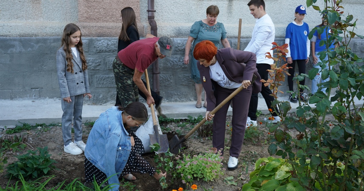 Калинова алея пам'яті Героїв. Городоцькі ліцеїсти доєдналися до Всеукраїнської акції від Меморіалу
