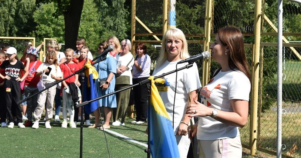 Валерій Залужний передав школі у Звягелі прапор зі своїм підписом та посланням