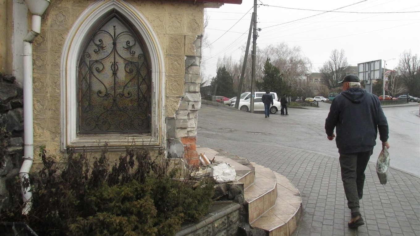 Красивое здание пострадало от двух ДТП: когда восстановят архитектурные украшения