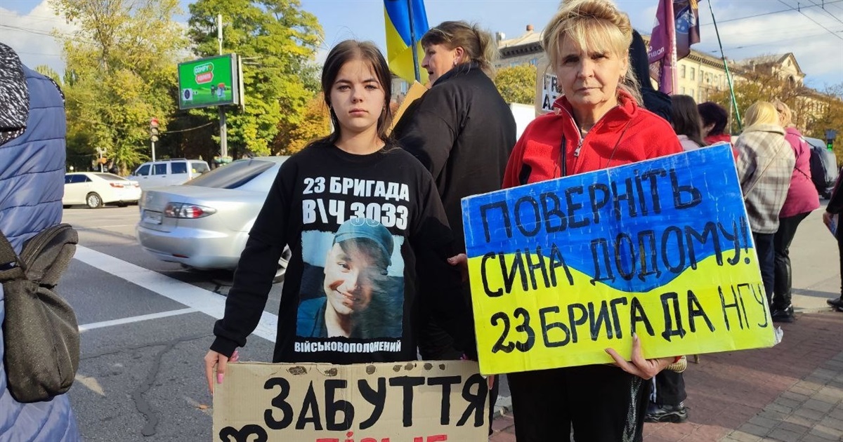 Ми тут, бо вони теж хочуть жити. Запоріжці вийшли підтримати полонених захисників Маріуполя